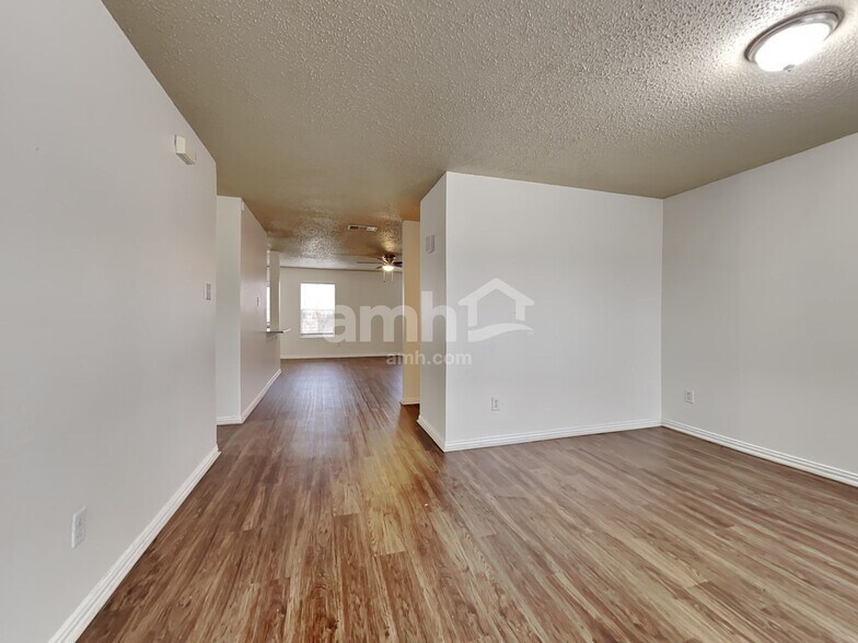 Building Photo - 5205 Bedfordshire Dr