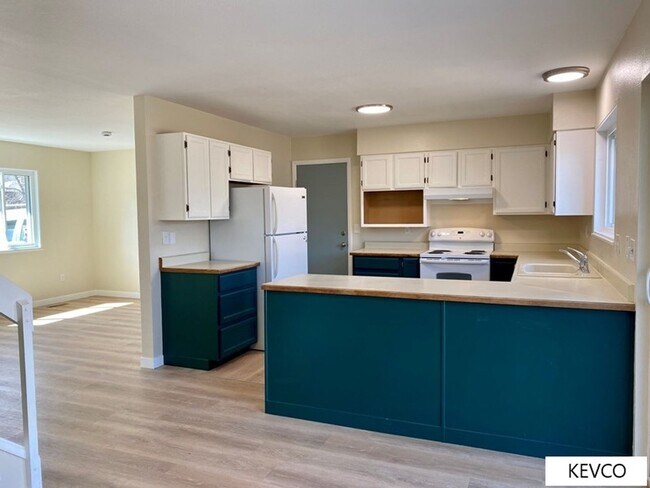 Building Photo - Sprawling Four Bedroom Home