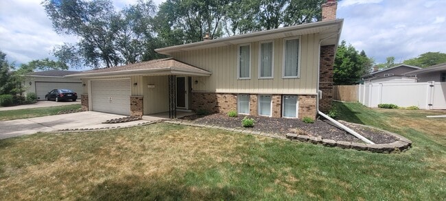 Primary Photo - 9536 Elmwood Dr