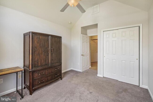 Building Photo - 102 Hunter's Way