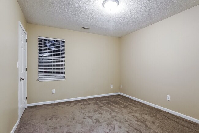 Building Photo - 144 Carriage Dr