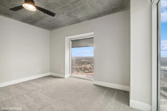 Building Photo - Luxury Meets Location – Prime 1 Bed Near H...