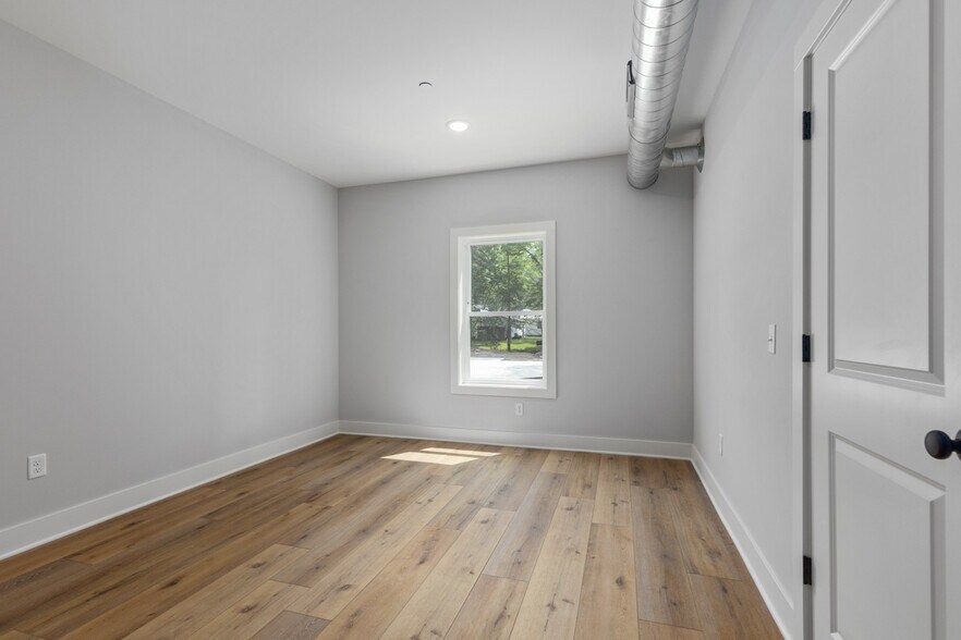 Building Photo - 1004 Diamond Ave NE