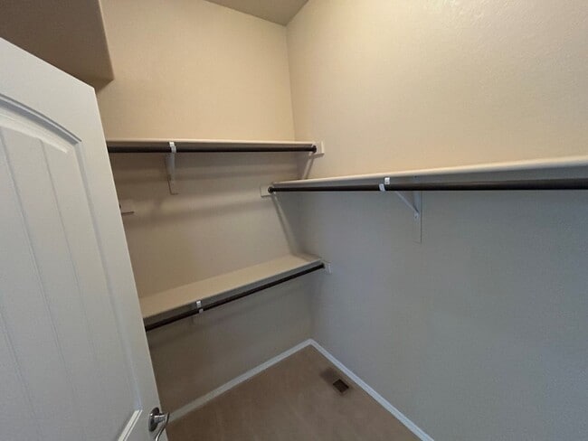 Building Photo - Absolutely Gorgeous 5-Bed 4-Bath with 3-car Garage Home!