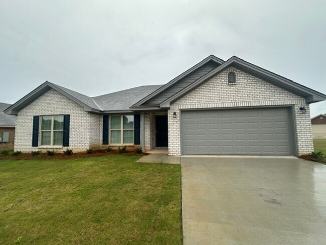 Building Photo - 444 Country Club Dr