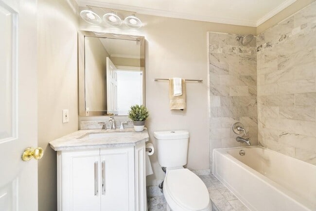 Building Photo - 305 Ansley Villa Dr NE