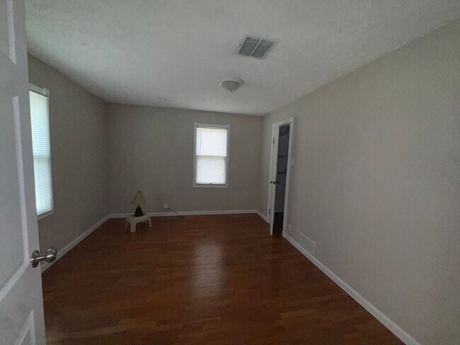 Building Photo - Charming Bungalow with space to move