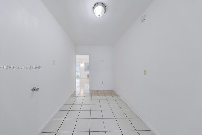 Building Photo - 6930 Rue Versailles Dr