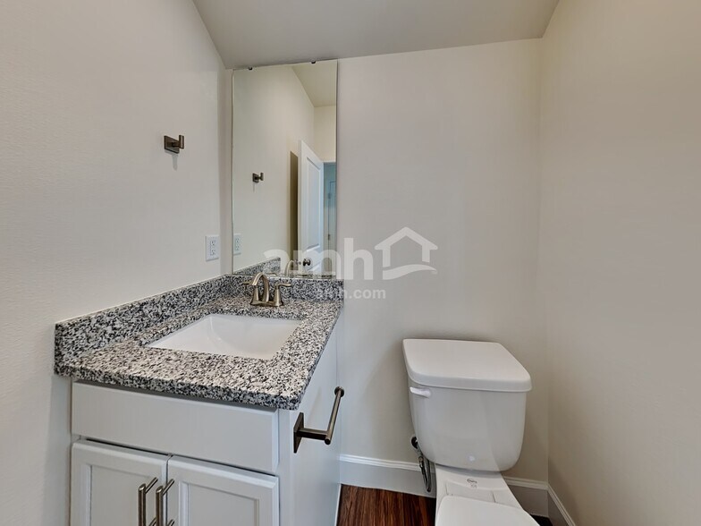 Building Photo - 33023 Lookout Ln