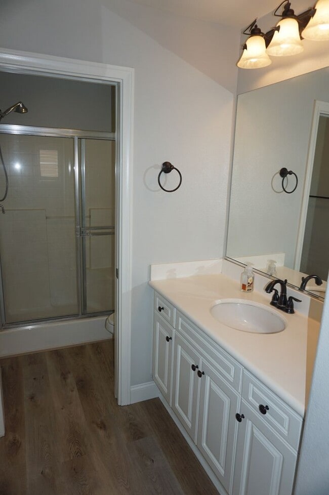 Building Photo - Charming 2 Bed 2.5 Bath Detached Home in G...