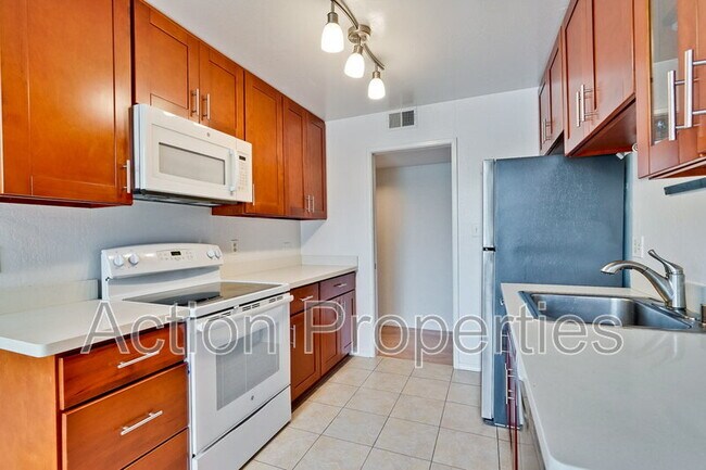 Building Photo - 181 Del Medio Ave