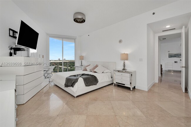 Building Photo - 16001 Collins Ave