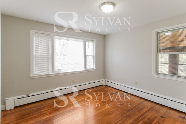 Building Photo - Remarkable Value. Unbeatable Location!