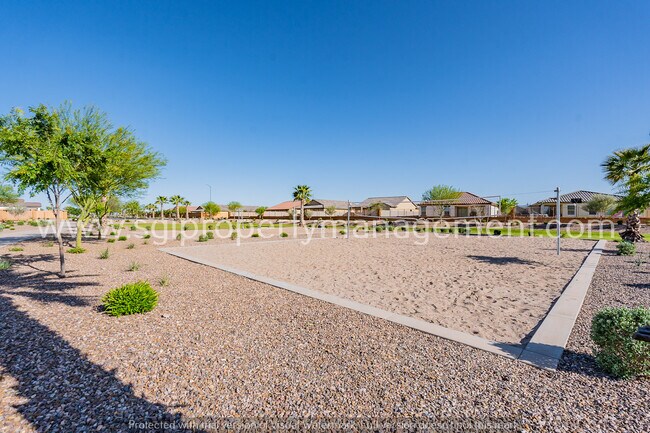 Building Photo - 2038 E Julian Dr