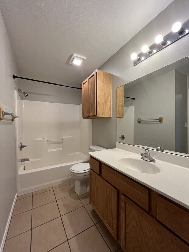 Building Photo - Pre-Leasing for Summer/Fall 2026 - Great 3/3/2 on quiet cul-de-sac street