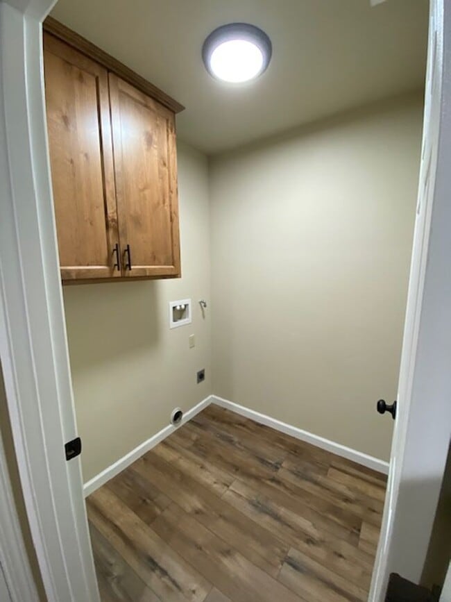 Building Photo - Simply gorgeous 3/2 with 2 car garage, dog...