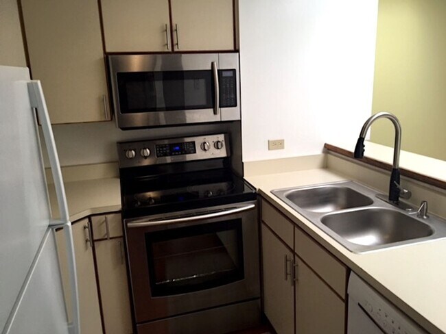 Building Photo - Beautiful 2 BR 2BA 2 story condo with laun...
