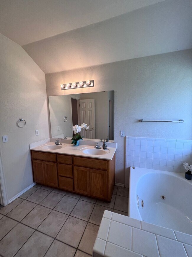 Building Photo - 4 bedroom with Storm Shelter in Yukon Gate...