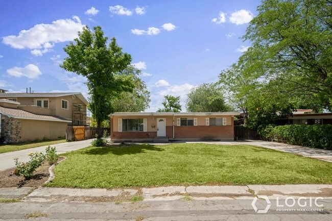Primary Photo - Beautiful Spacious Home in Great Sandy Loc...