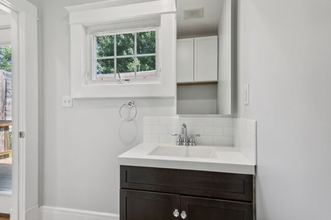 Building Photo - 1734 Hancock Ave