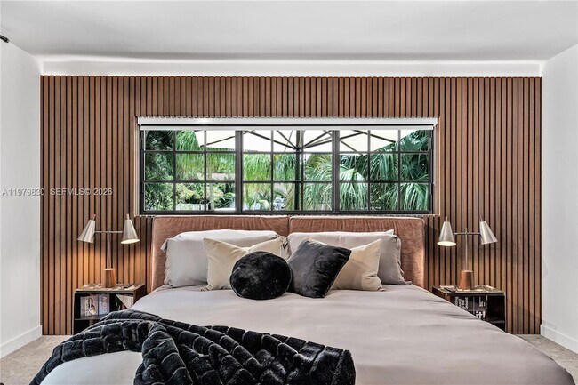 Building Photo - 2500 Bayview Dr