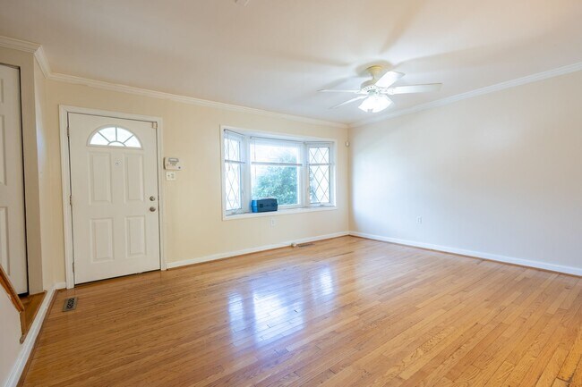 Building Photo - Beautiful 3 BR/2.5 BA Townhome in Millersv...