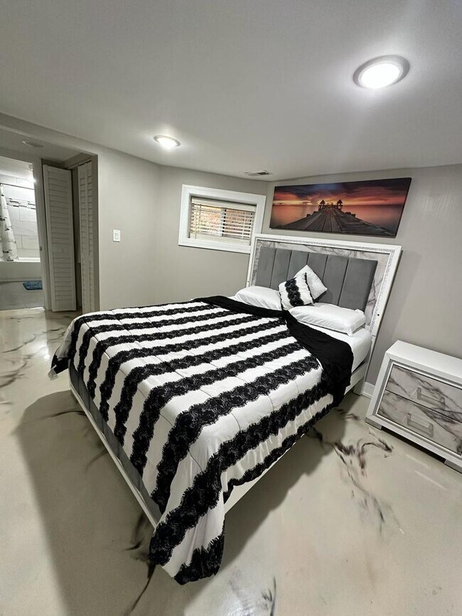 Building Photo - 6807 S Calumet Ave