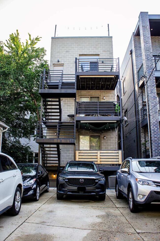 Building Photo - 1022 N Marshfield Ave
