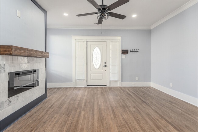 Building Photo - Updated Midtown charmer