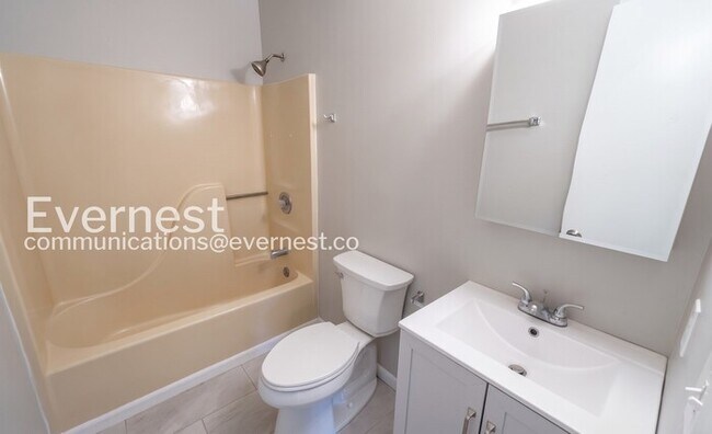 Building Photo - 3 Bed/2 Bath Home with Fenced Yard / Available Now!