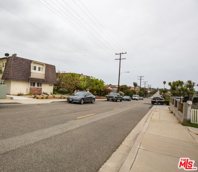 Building Photo - 2418 Graham Ave