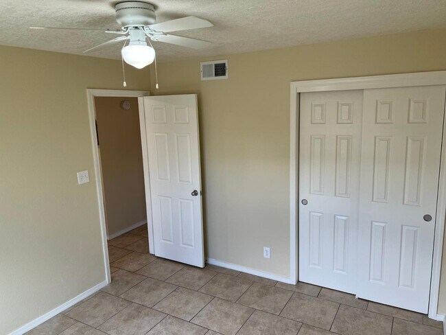 Building Photo - 1816 Buena Vista Dr SE