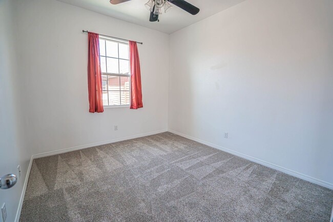 Building Photo - Santa Clarita 3-Bedroom River Village Home...