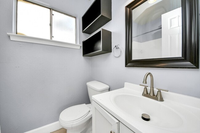 Building Photo - 23927 Verngate Dr