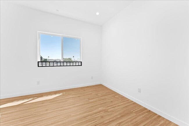 Building Photo - 4017 1/2 Mont Clair St-