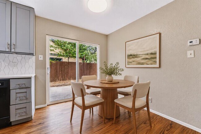 Building Photo - 8808 Pineridge Dr
