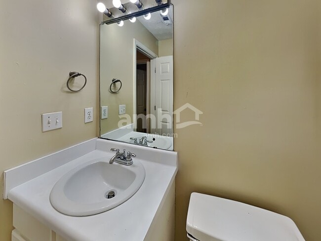 Building Photo - 820 Whitecrest Ct