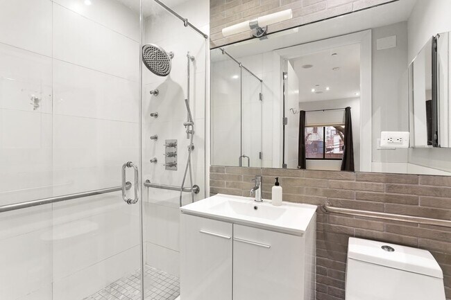 Building Photo - ROOM ONLY in 5-bed/2.5-bath Home