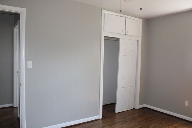 Building Photo - REMODELED!!  3 beds, 2 bath