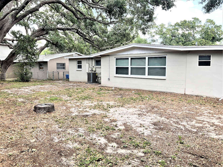 Building Photo - 2050 Poinsetta Ave