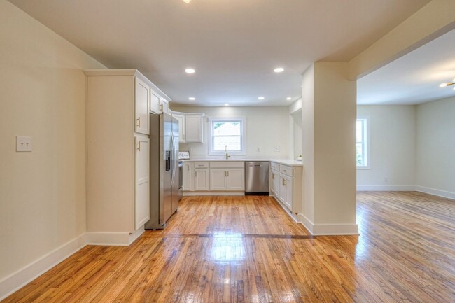 Building Photo - 203 W Cedar St