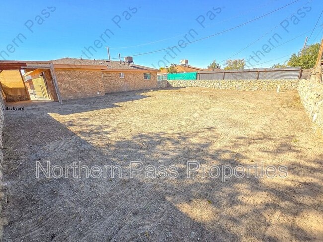 Building Photo - 810 Elm St