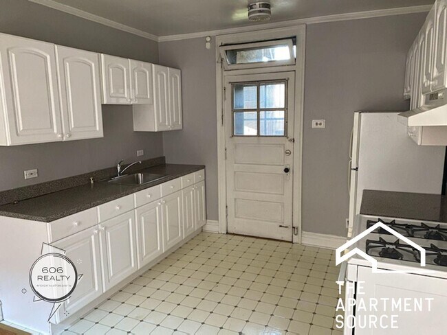 Building Photo - 1335 W Carmen Ave