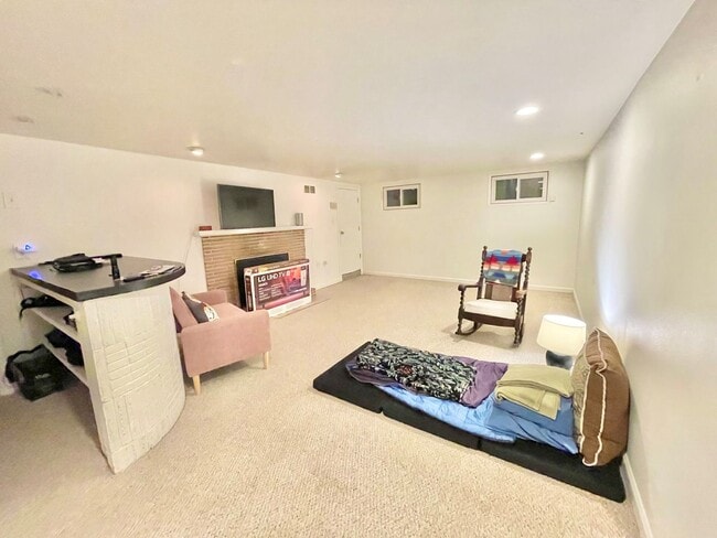 Building Photo - Charming  home on quiet street, great loca...
