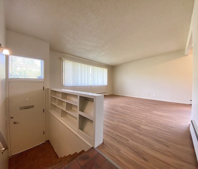 Building Photo - Amazing large 2-bedroom 1 bathroom Apartme...