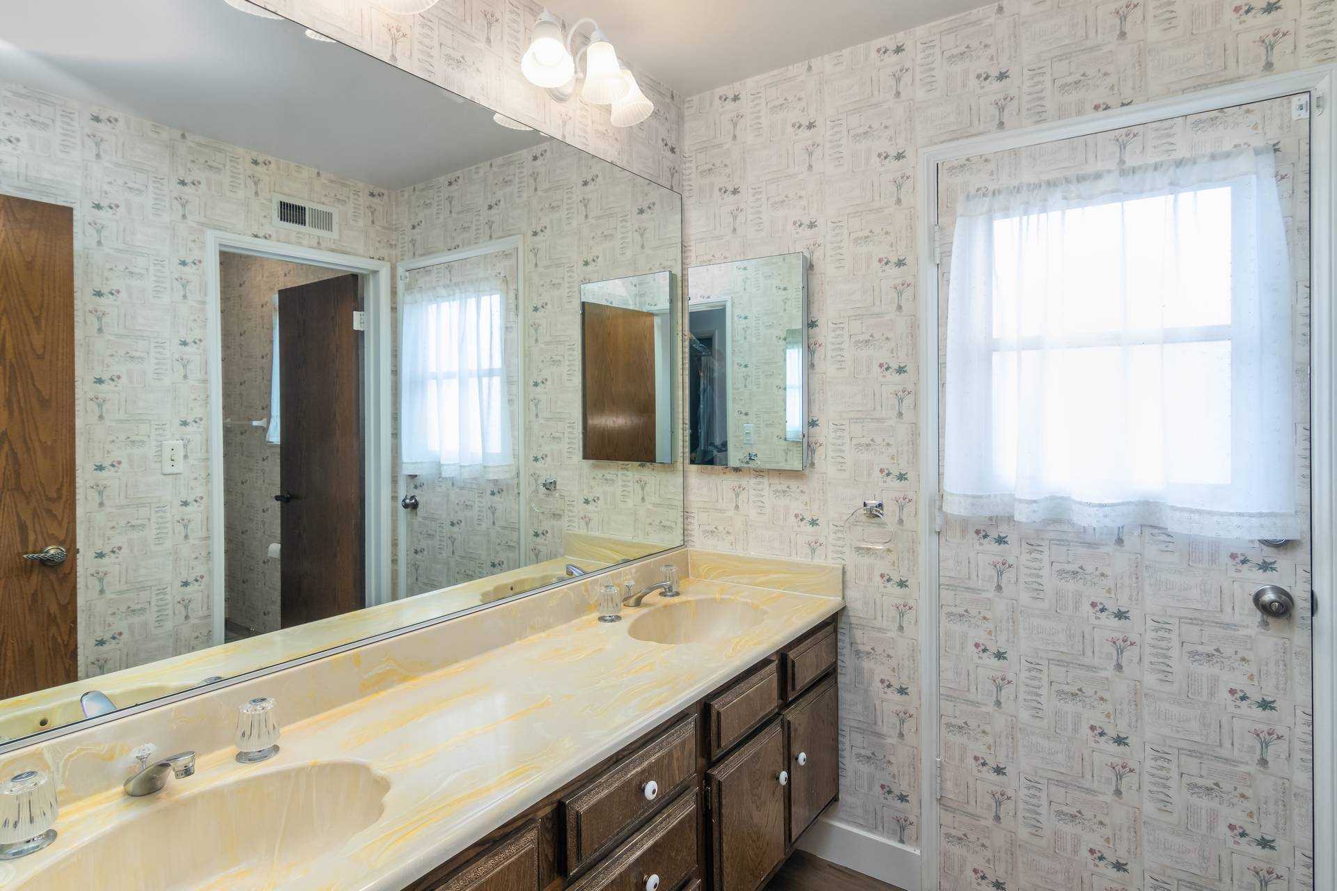 Bathroom for bedrooms #2 & #3 - 14676 Deervale Pl