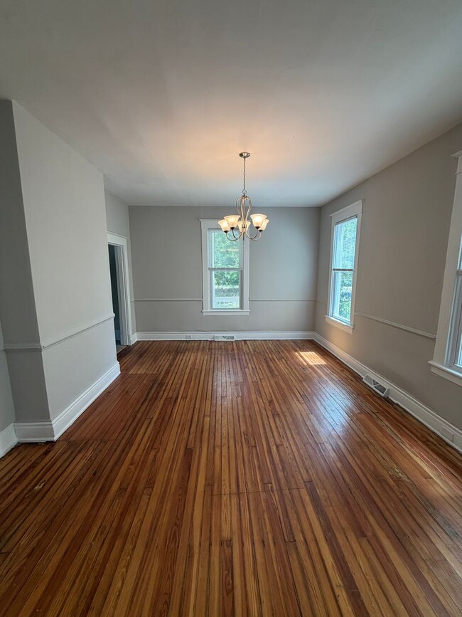 Building Photo - Charming 4bdrm/1.5bth Home Located in Richmond's North Highland Park w/Balcony!!