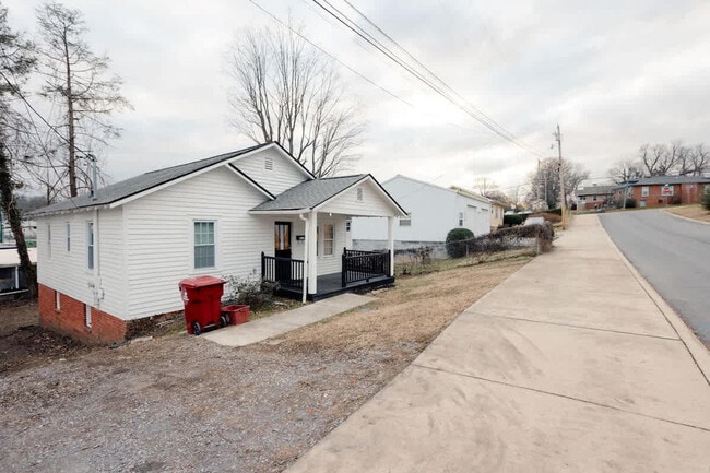 Building Photo - 217 Highland Ave