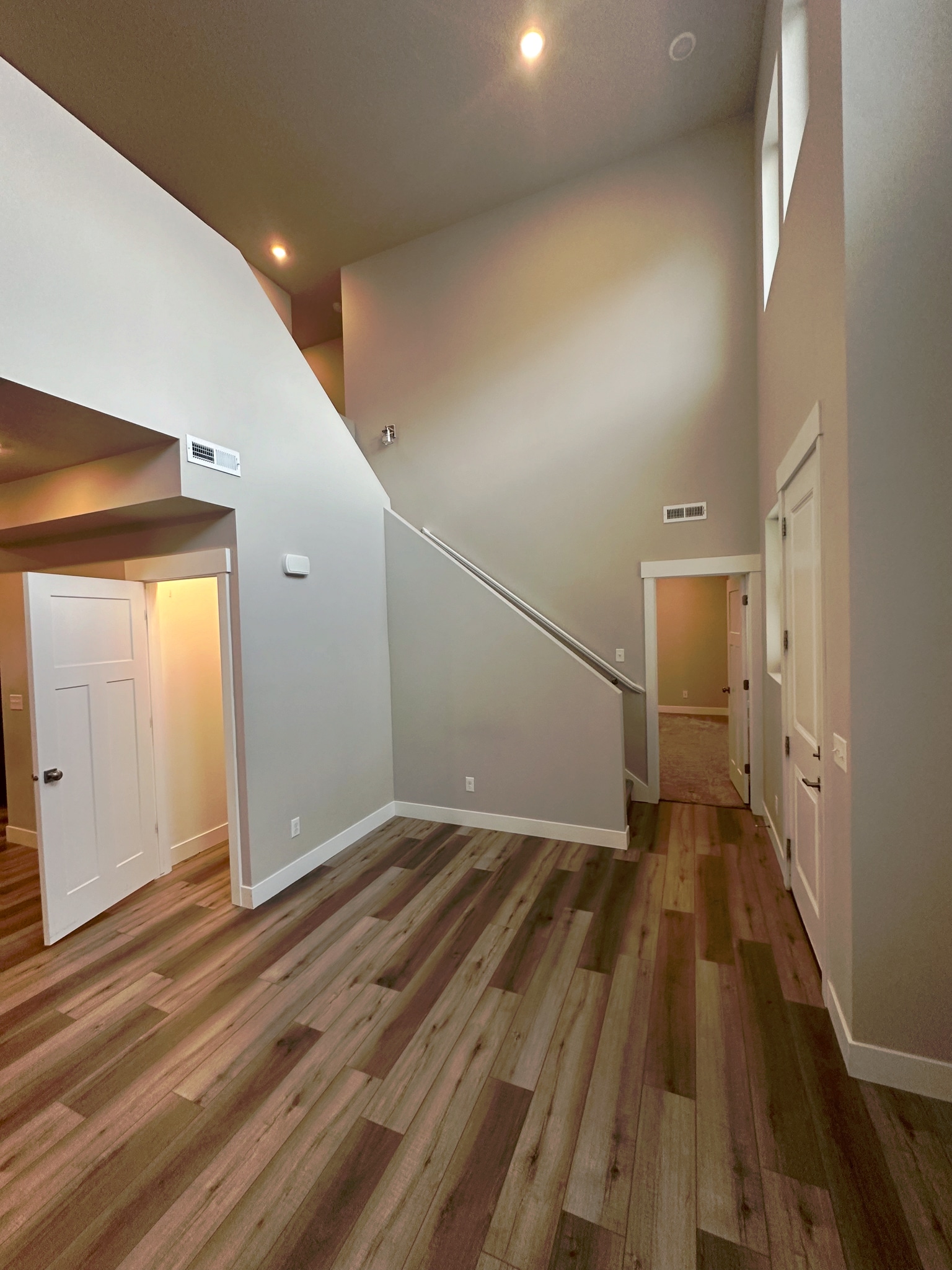 main floor living area - 1088 S High Ridge Rd