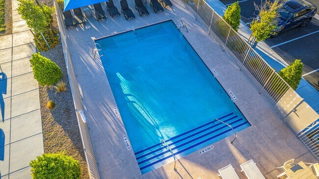 Building Photo - Like-new home with modern finishes and ope...
